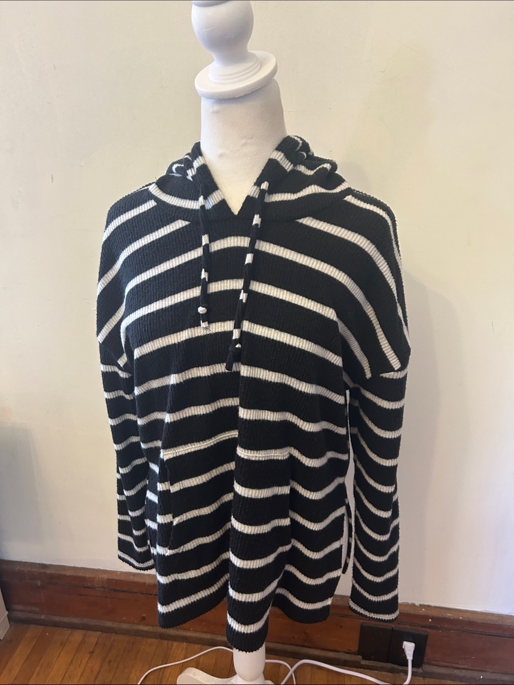 Chaser Striped Black and White Hooded pullover Size L EUC